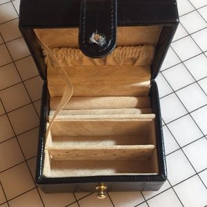 Traveling jewelry box